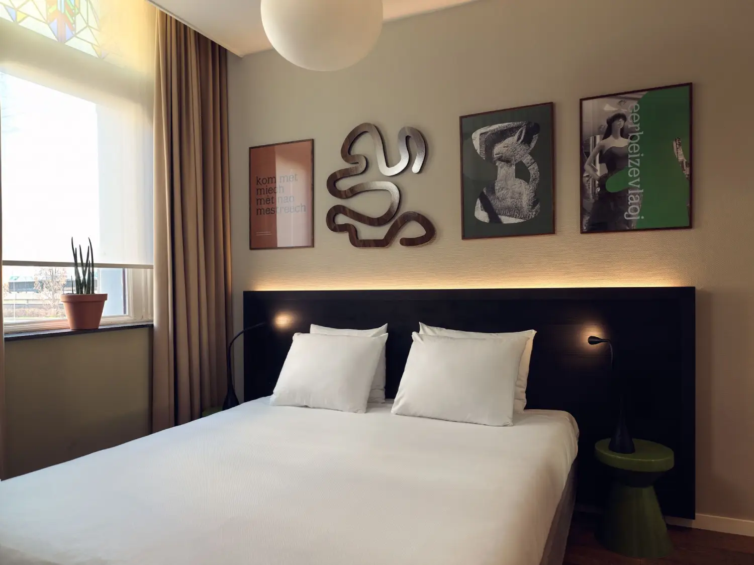 bed with art medium room - Townhouse Design Hotel Maastricht