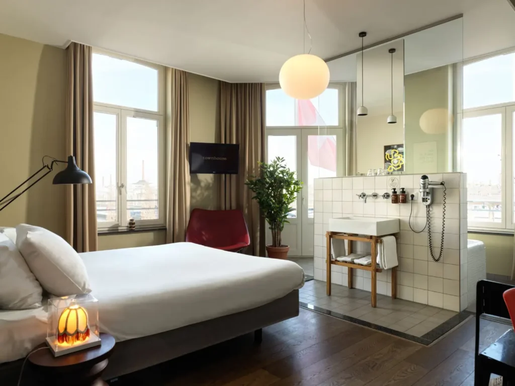 Lichtovergoten Comfort kamer met tweepersoonsbed en open gordijnen