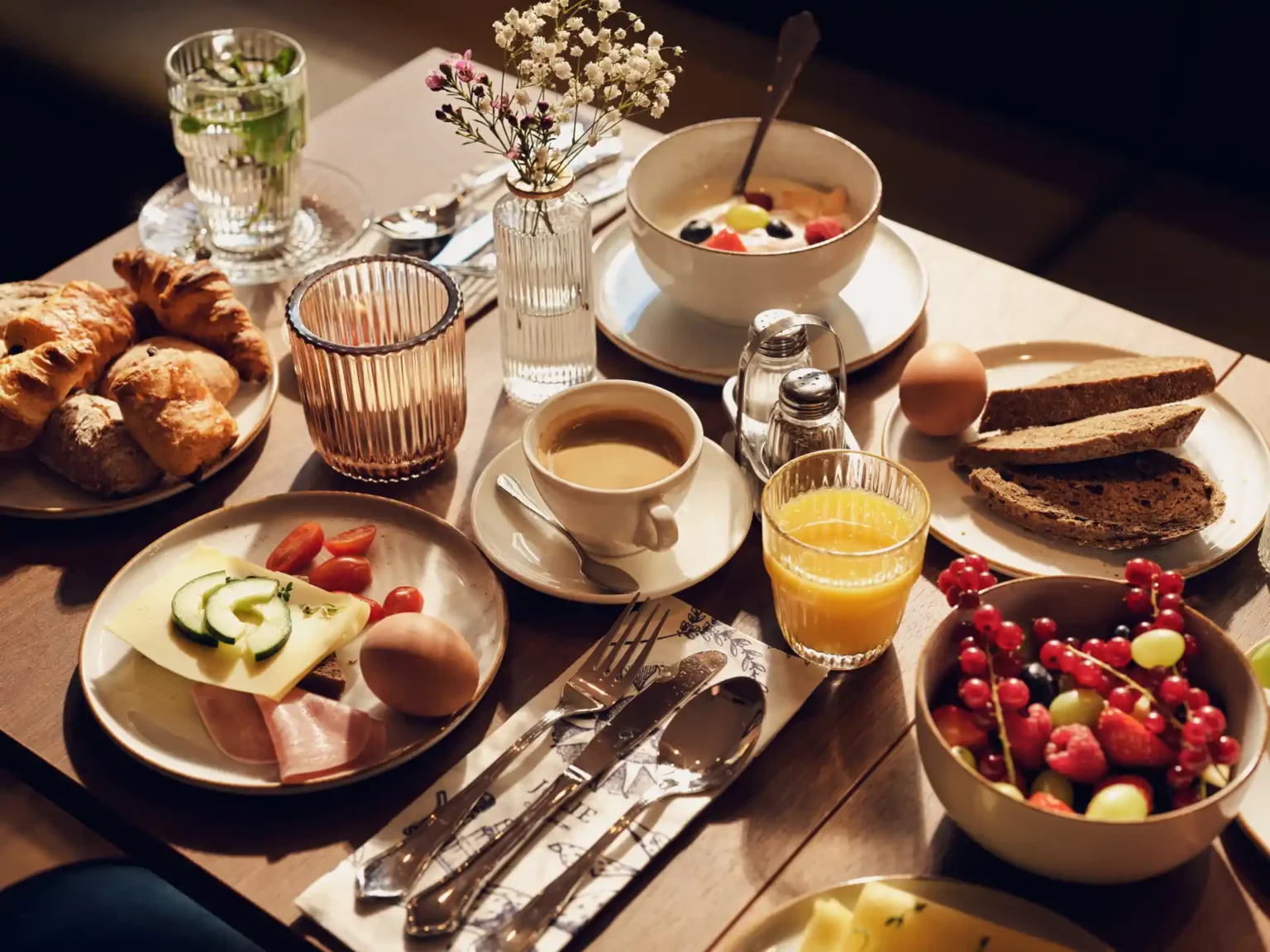 Ontbijttafel met croissants, jus d’orange en koffie in Café Jolie