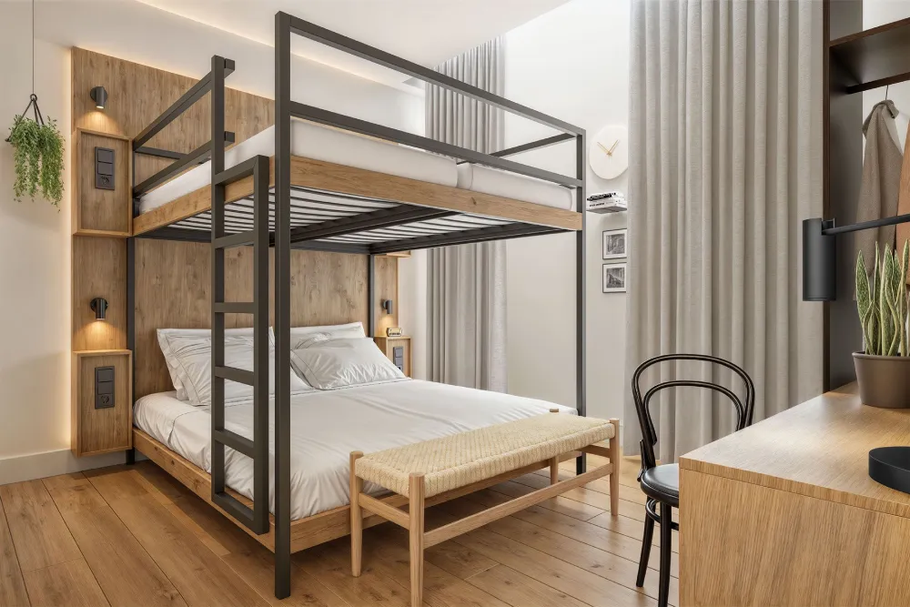 Lichtovergoten kamer met tweepersoonsbed en open gordijnen