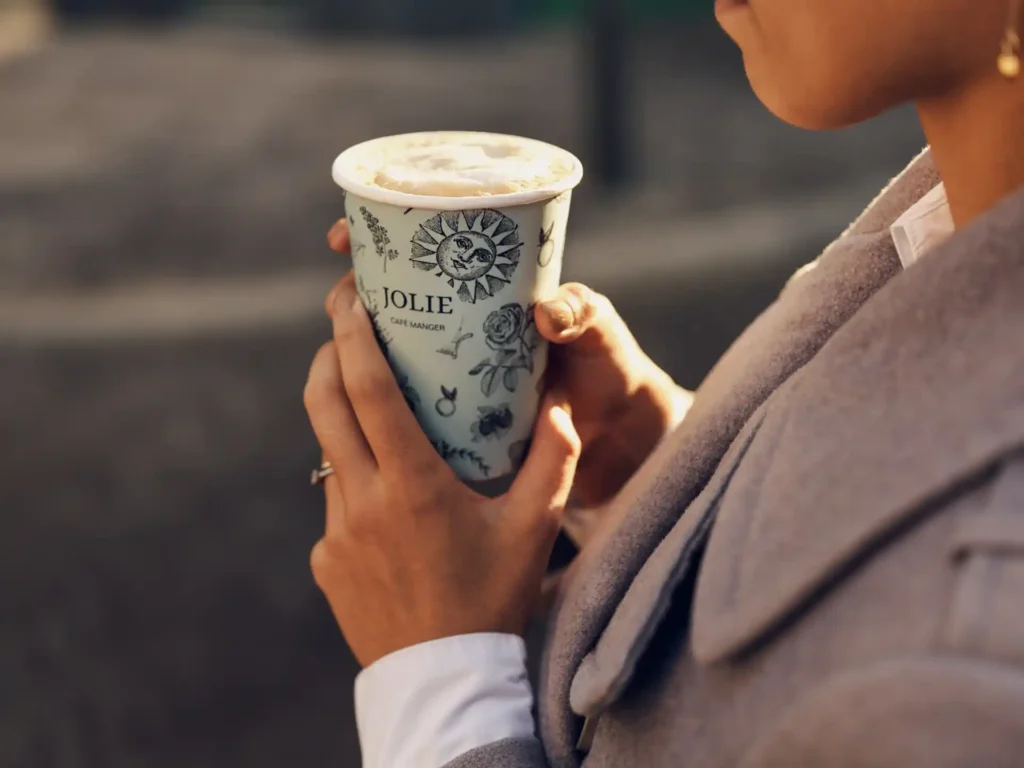 Vrouw met een kop koffie van Jolie Cafe Manger