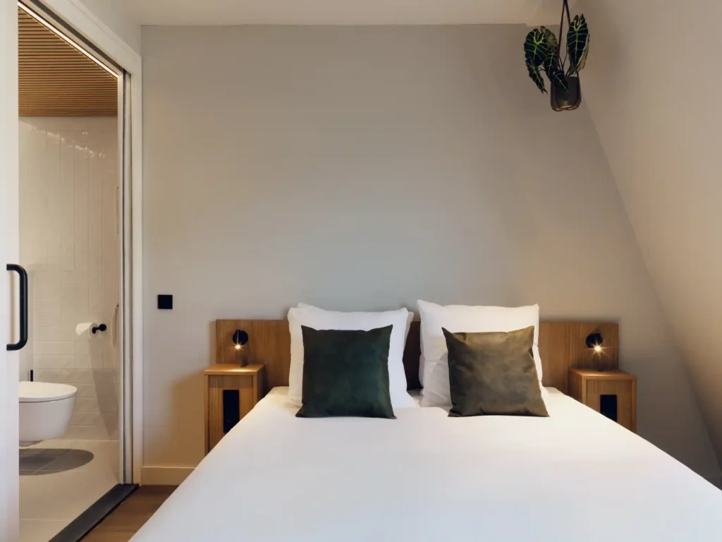 Lichtovergoten Comfort kamer met tweepersoonsbed en open gordijnen