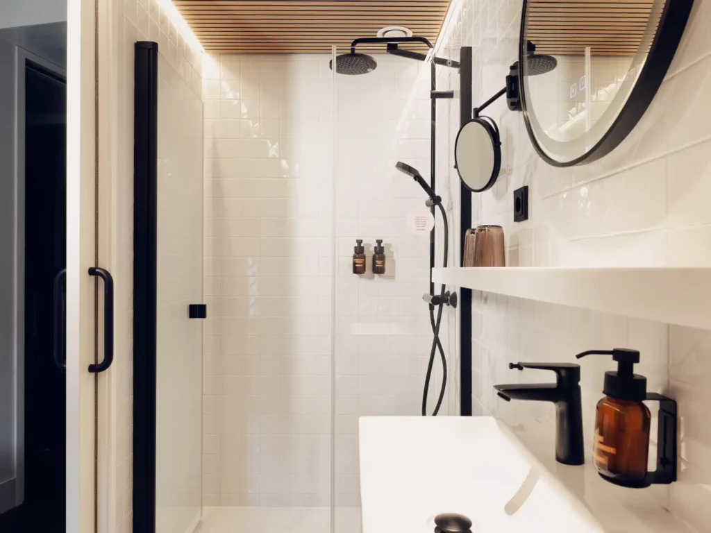 Lichtovergoten Comfort kamer met tweepersoonsbed en open gordijnen