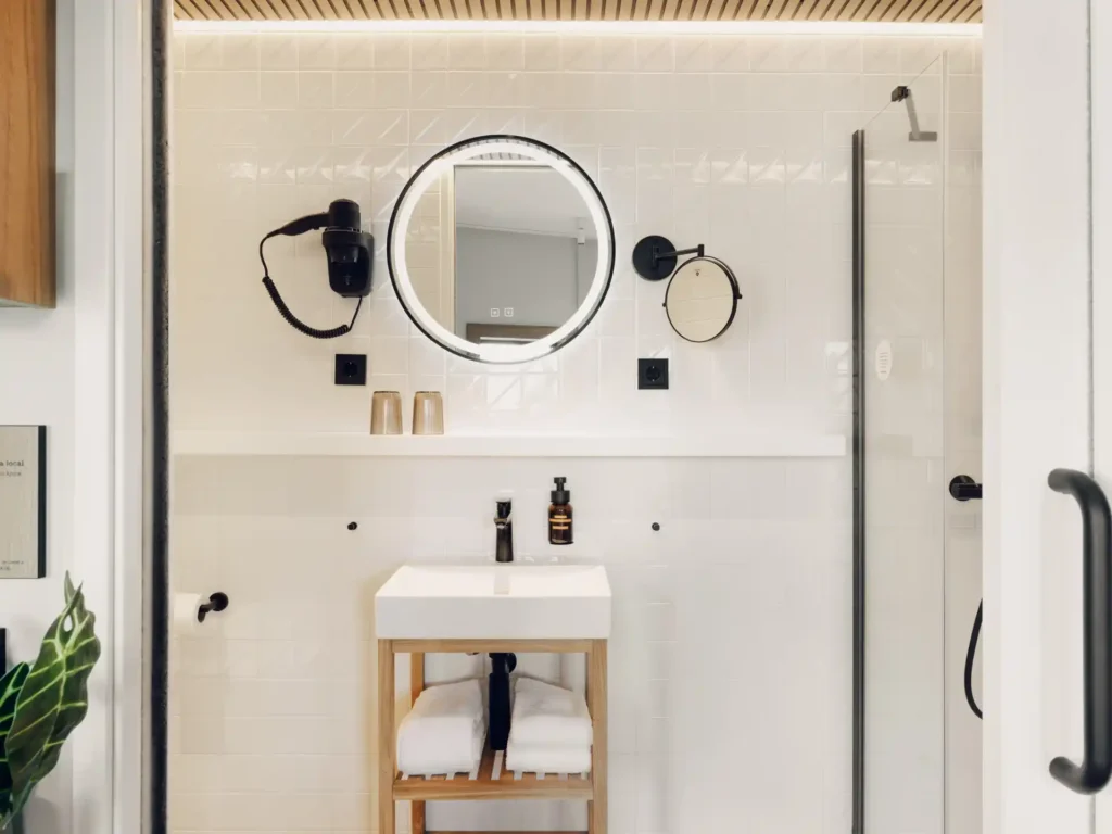 Lichtovergoten Comfort kamer met tweepersoonsbed en open gordijnen