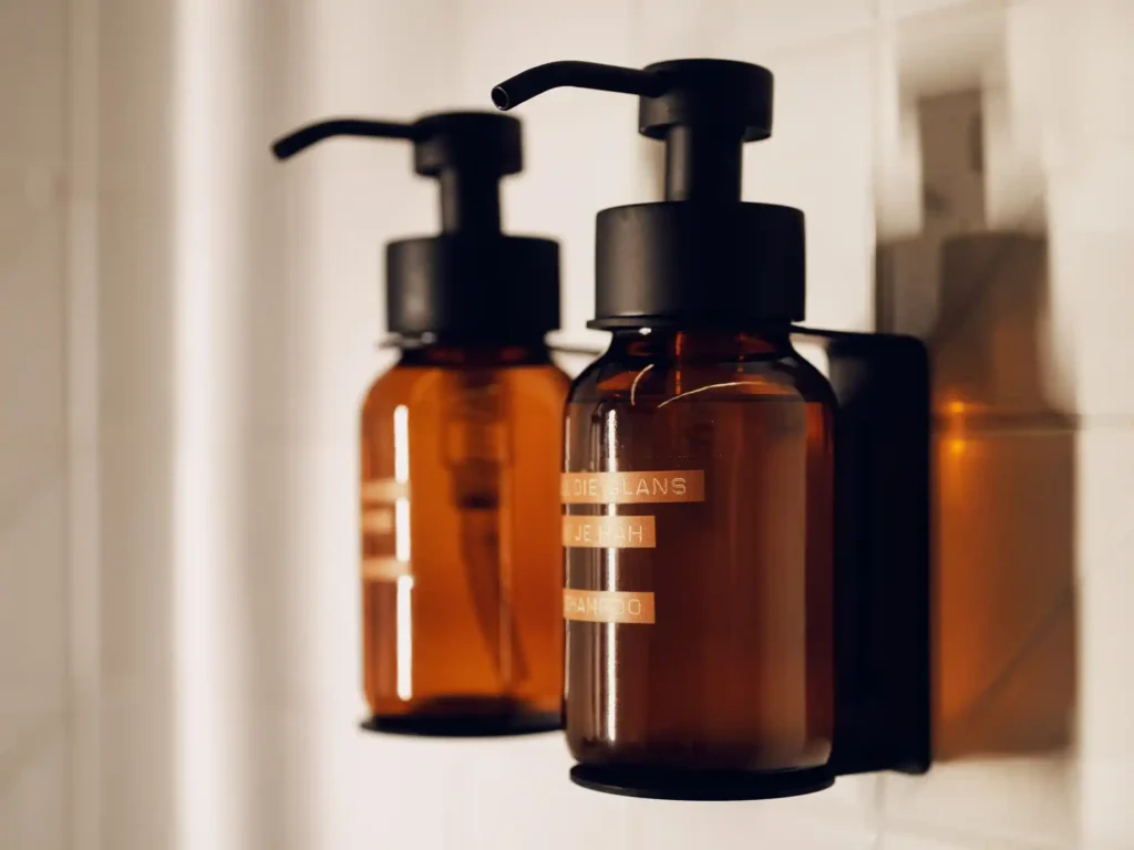 Moderne badkamer met ruime regendouche en witte handdoeken