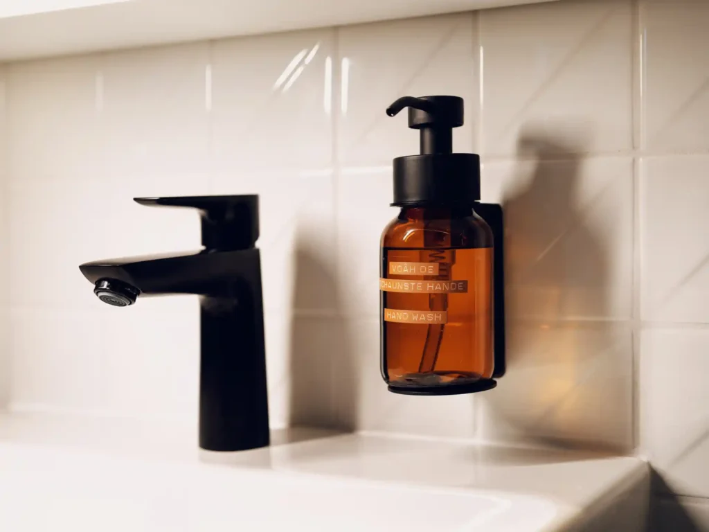 Moderne badkamer met ruime regendouche en witte handdoeken