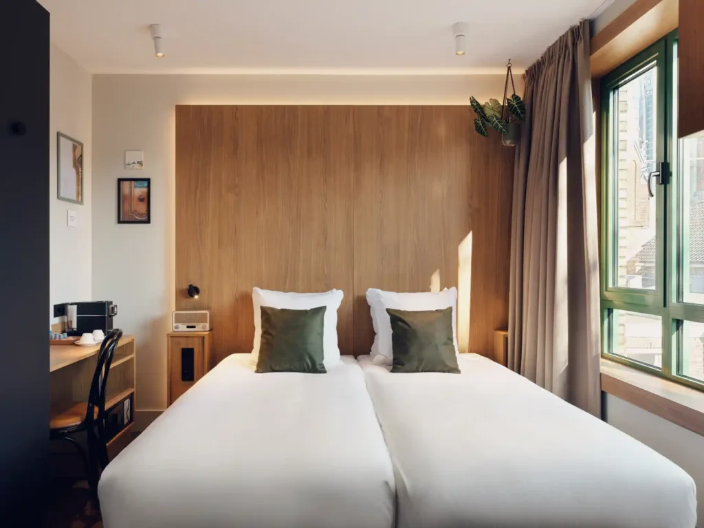 Lichtovergoten Comfort kamer met tweepersoonsbed en open gordijnen