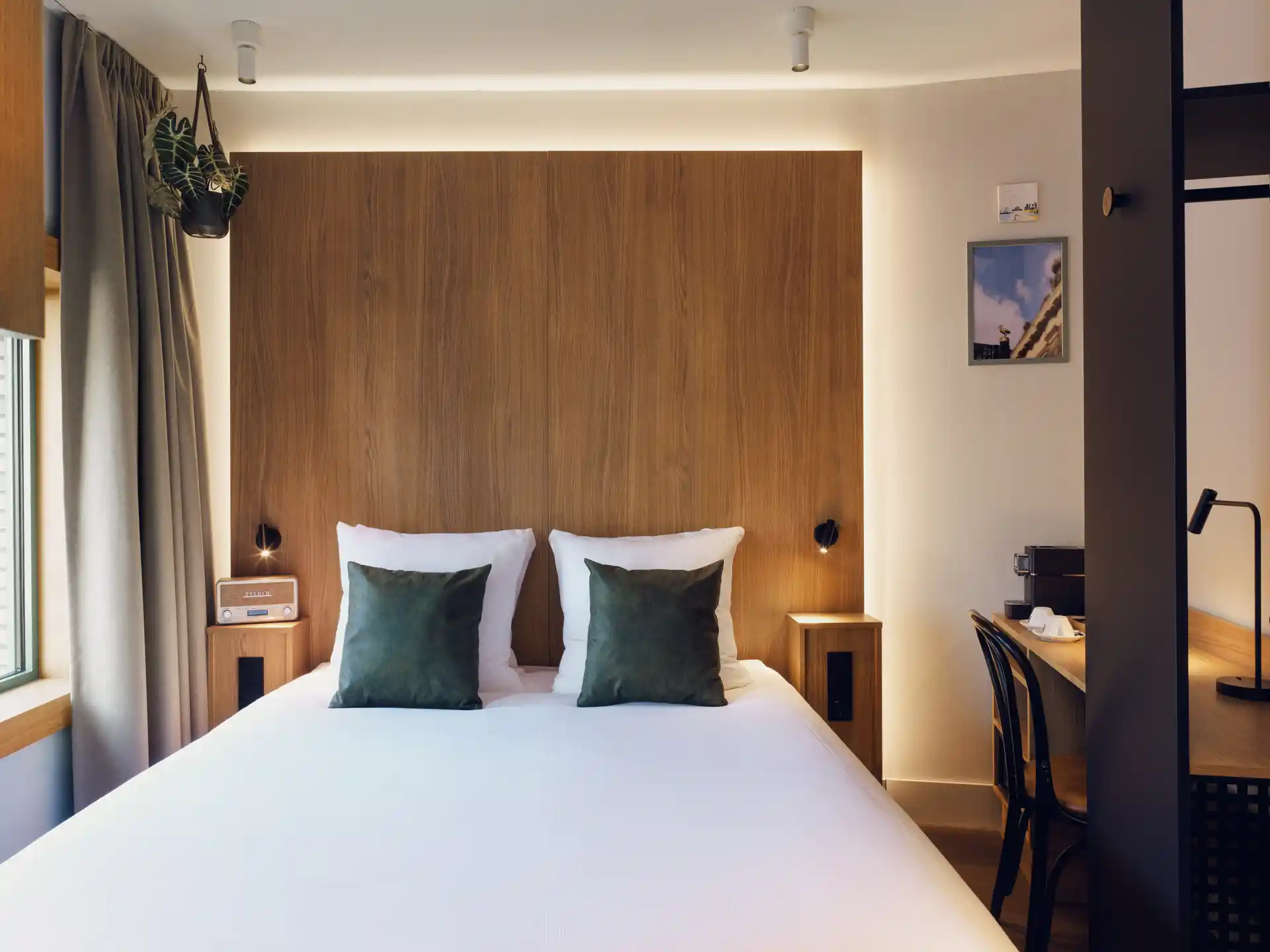 Lichtovergoten Comfort kamer met tweepersoonsbed en open gordijnen