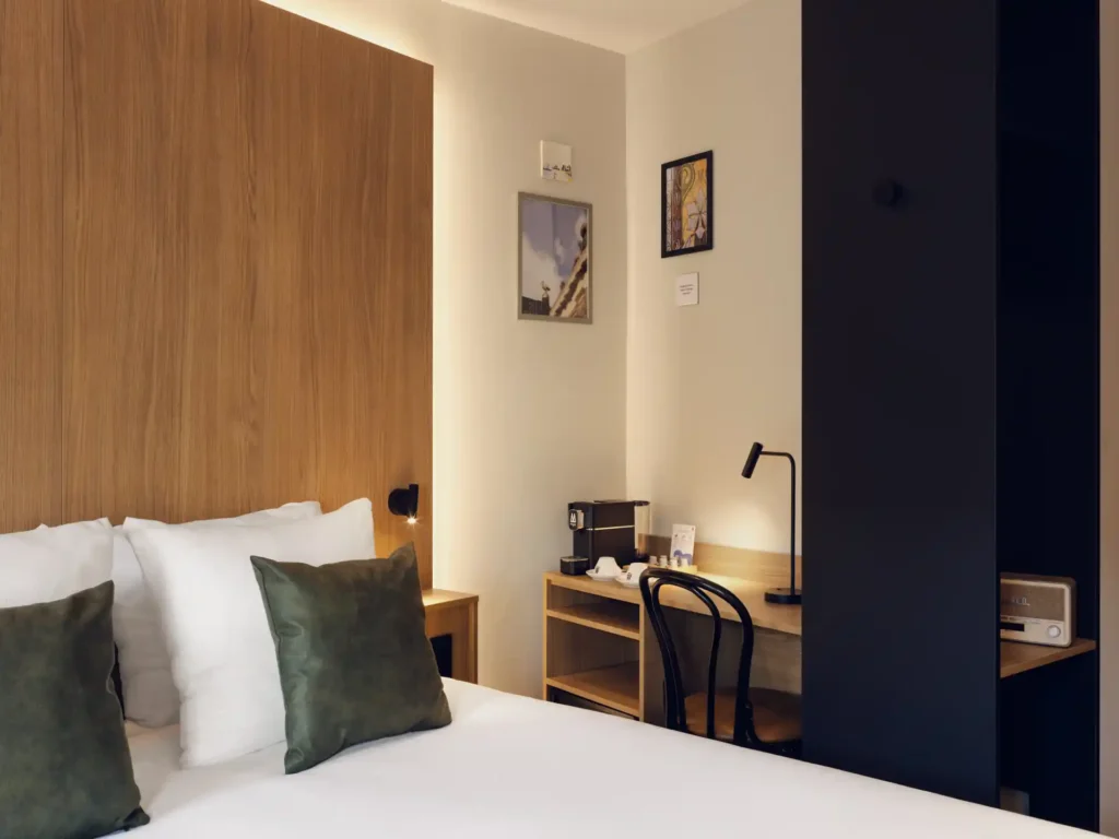 Lichtovergoten Comfort kamer met tweepersoonsbed en open gordijnen