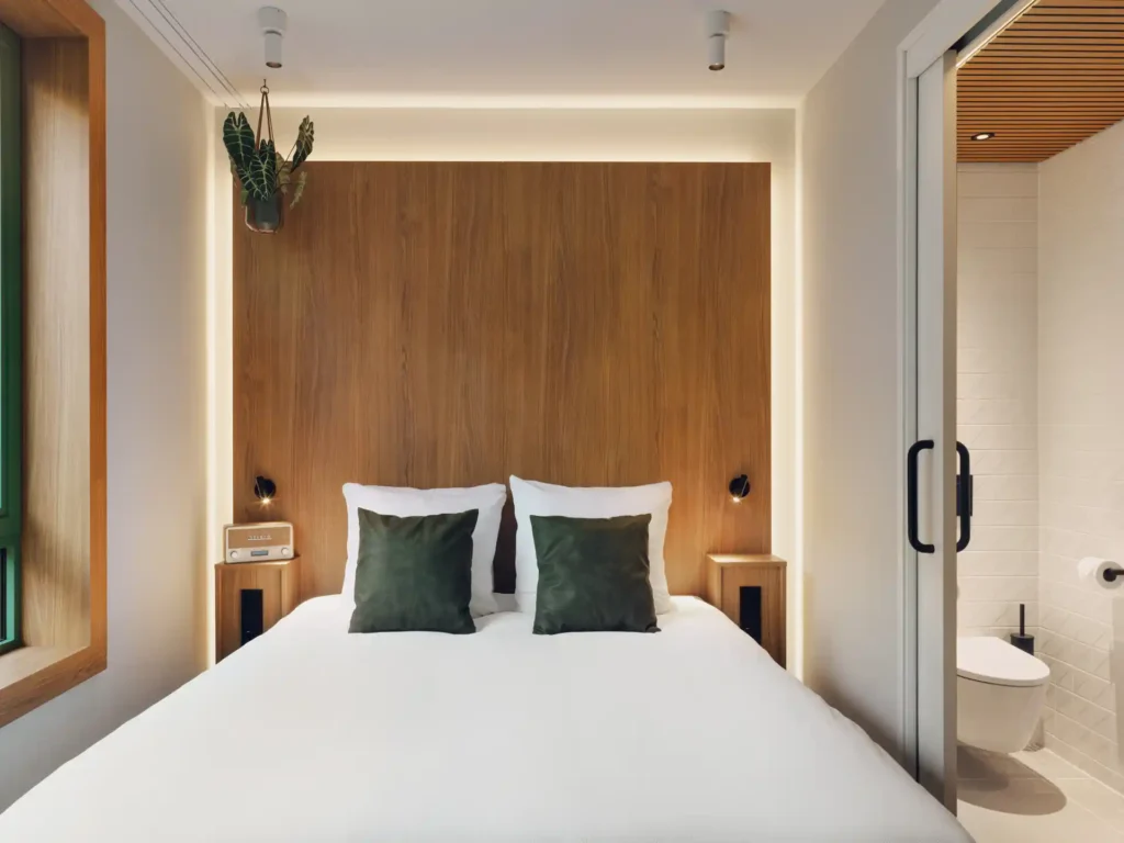 Lichtovergoten Comfort kamer met tweepersoonsbed en open gordijnen