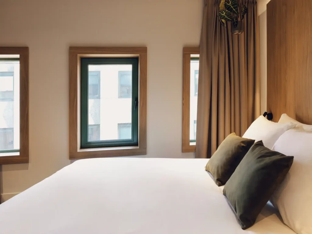 Lichtovergoten Comfort kamer met tweepersoonsbed en open gordijnen