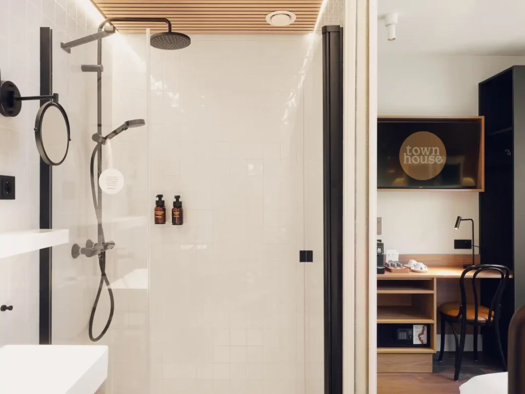 Moderne badkamer met ruime regendouche en witte handdoeken