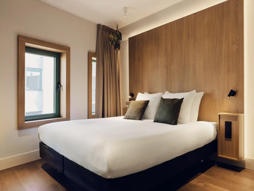 Lichtovergoten Comfort kamer met tweepersoonsbed en open gordijnen