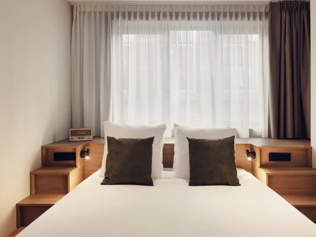 Lichtovergoten Comfort kamer met tweepersoonsbed en open gordijnen