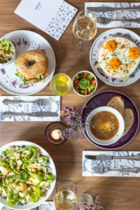 Jolie Café Ontbijt bij Jolie Cafe Manger in Townhouse HotelTownhouse Hotel Den Haag ()