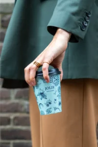 Vrouw met een kop koffie van Jolie Cafe Manger