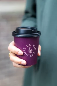 Vrouw met een kop koffie van Jolie Cafe Manger